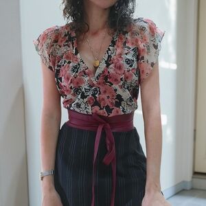 Luck Brand Ashes Of Roses Ruffle V-Neck Blouse with Mauve Pink and Black Accents